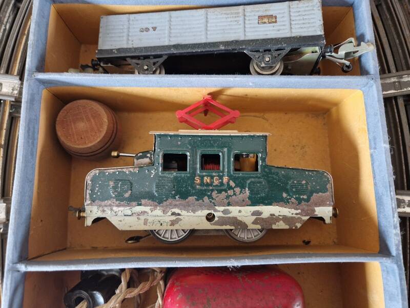 Old Louis Roussy box - LR Le Rapide - Scale O - in sheet metal from the 1940s
