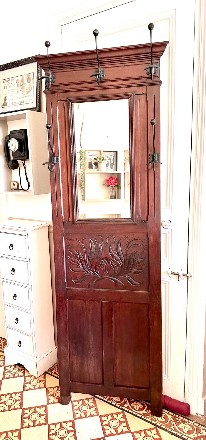 Wall mounted coat rack