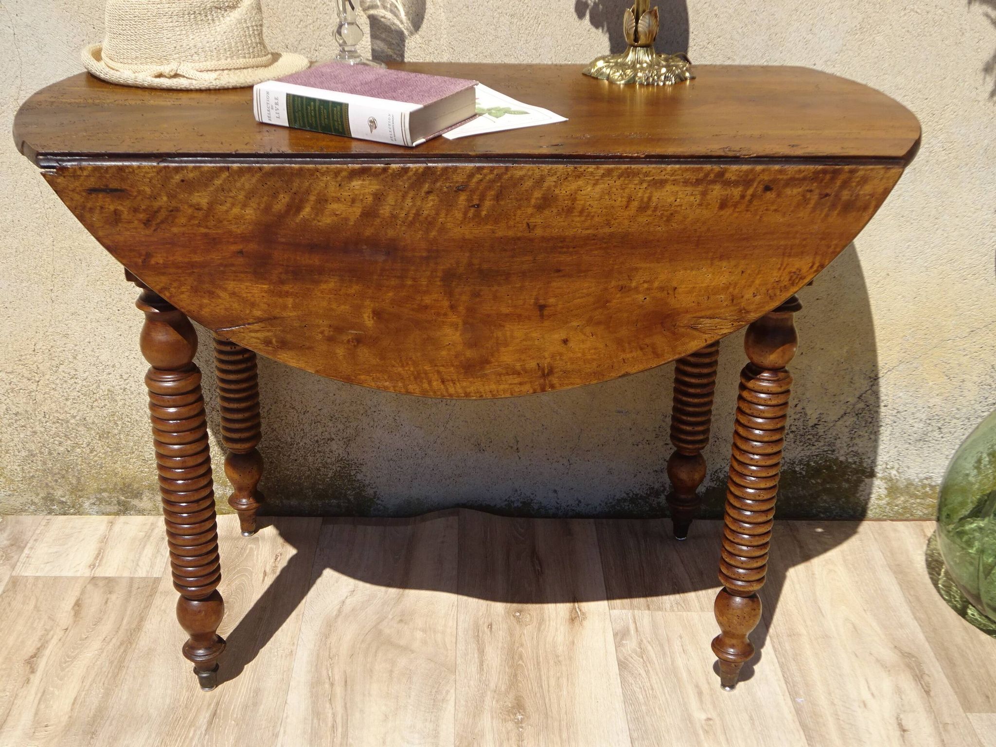 Ancienne table console en noyer, pieds en cuillère de miel