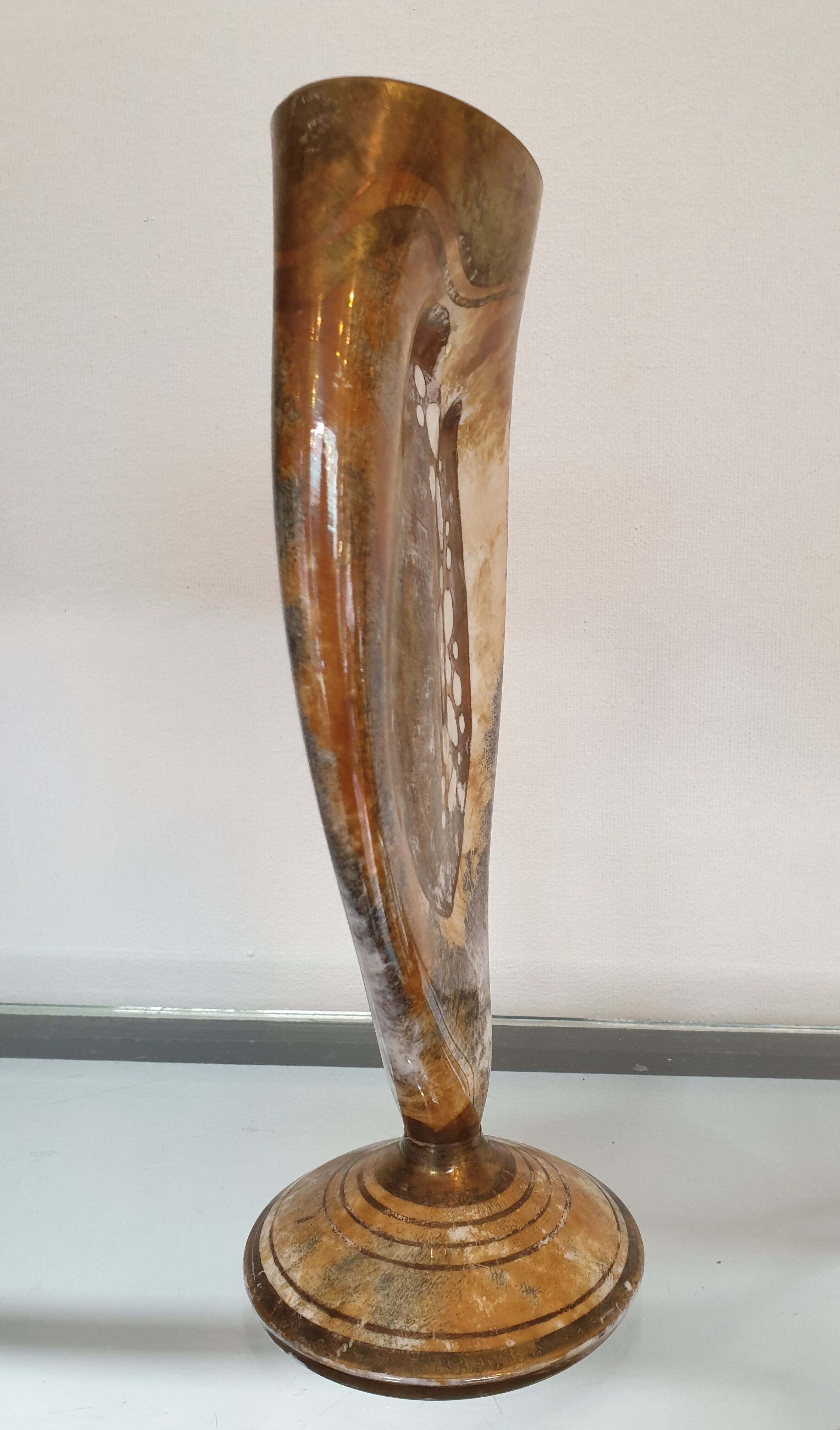 Vase en porcelaine doré mordoré