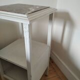 Table de nuit blanche avec dessus marbre rouge