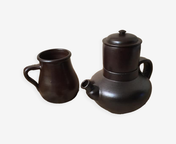 Cafetière avec filtre et son pot à lait en grès (1960) signés Jean Dubost