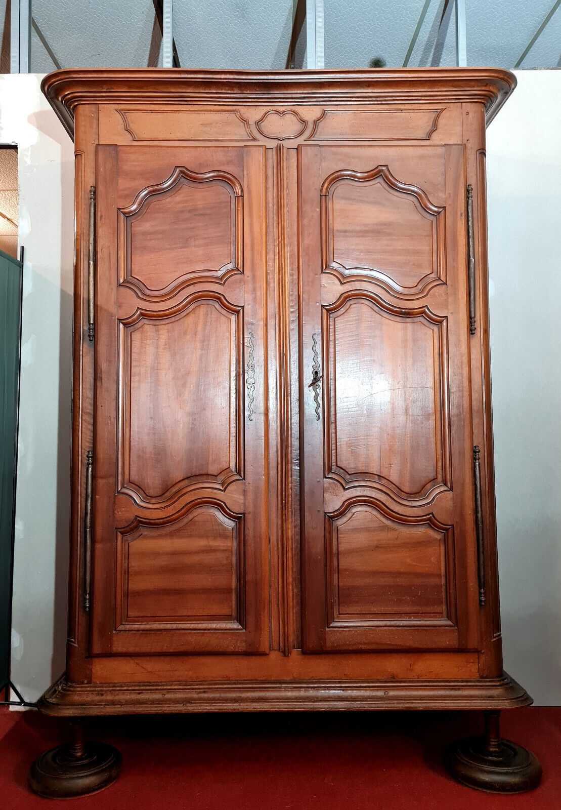 Burgundian wardrobe Louis XIII era in solid walnut around 1680