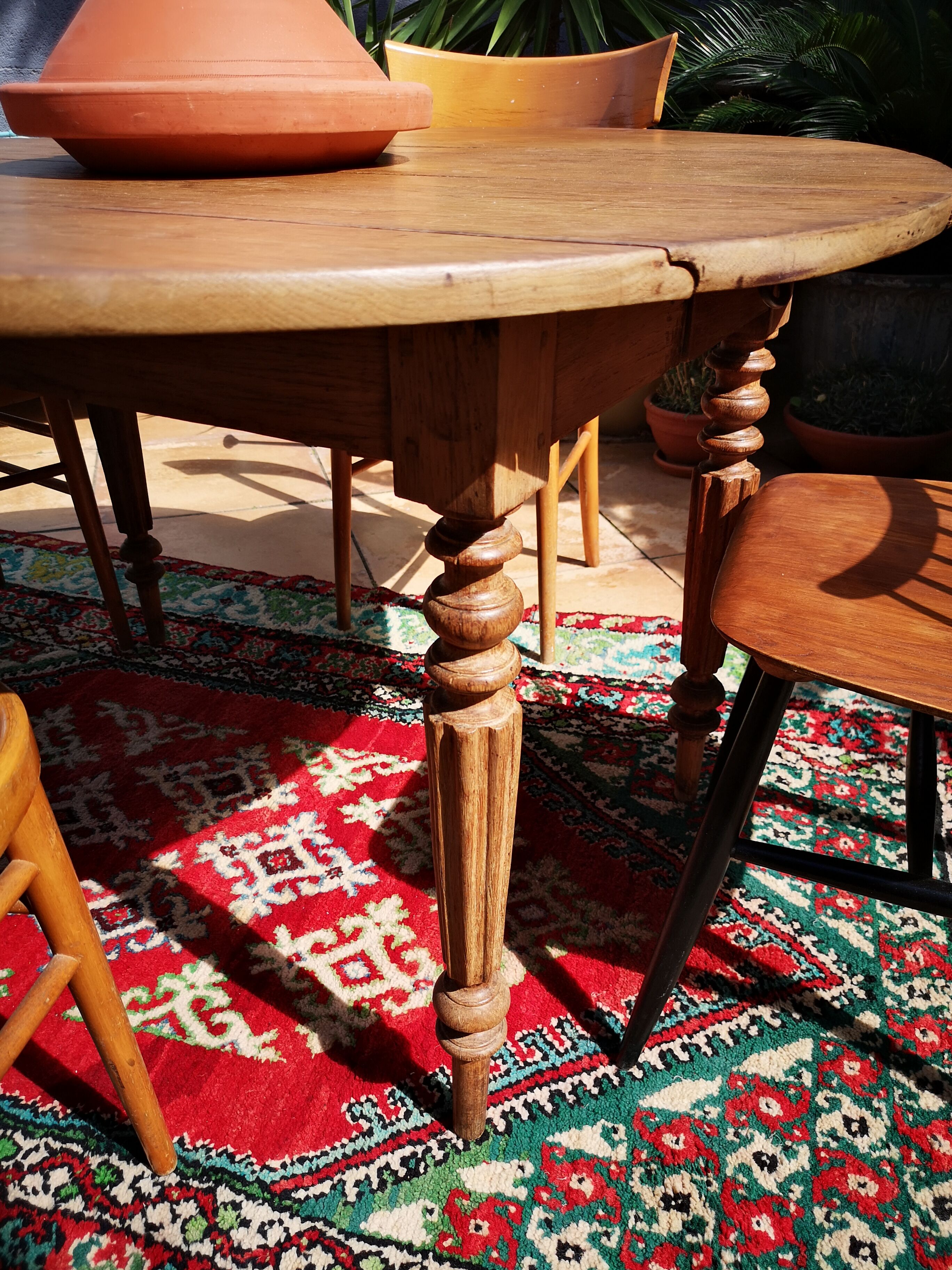 Round table in oak tapered feet with extension cords