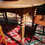 Round table in oak tapered feet with extension cords