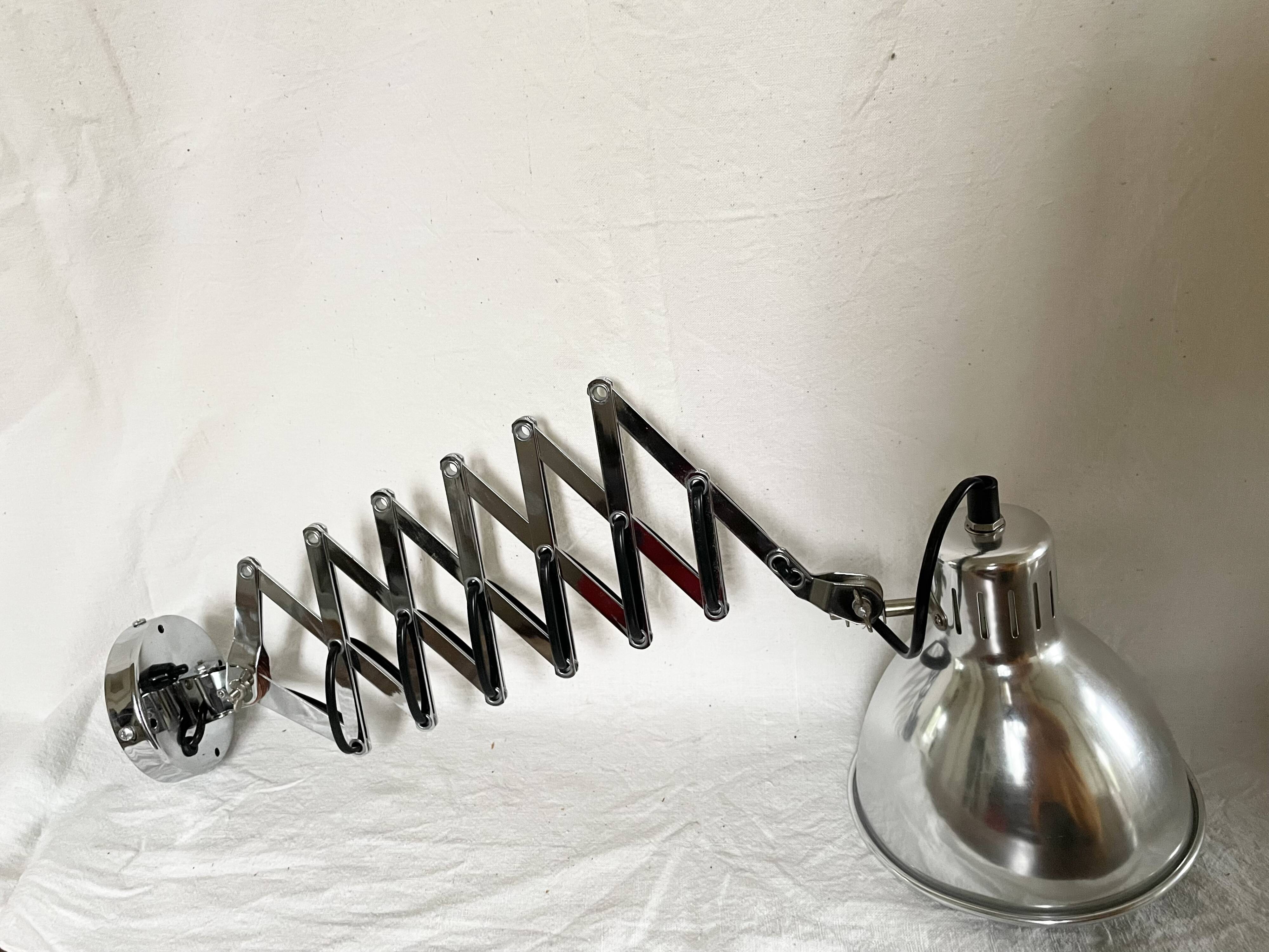 Vintage accordion wall light in chrome metal.