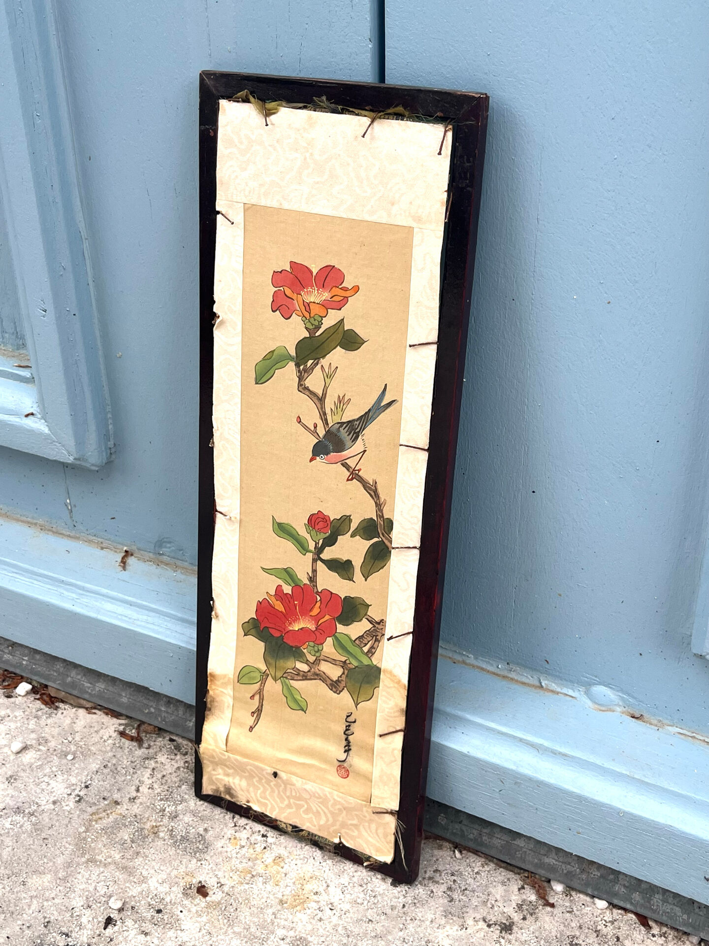 Panneau en soie brodé chinois encadré avec un oiseau et des fleurs.