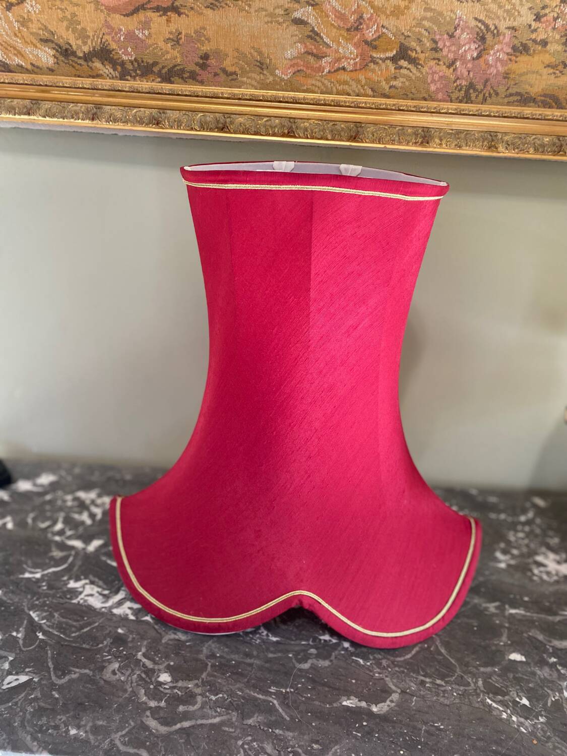 Lampshade in pinkish-burgundy fabric