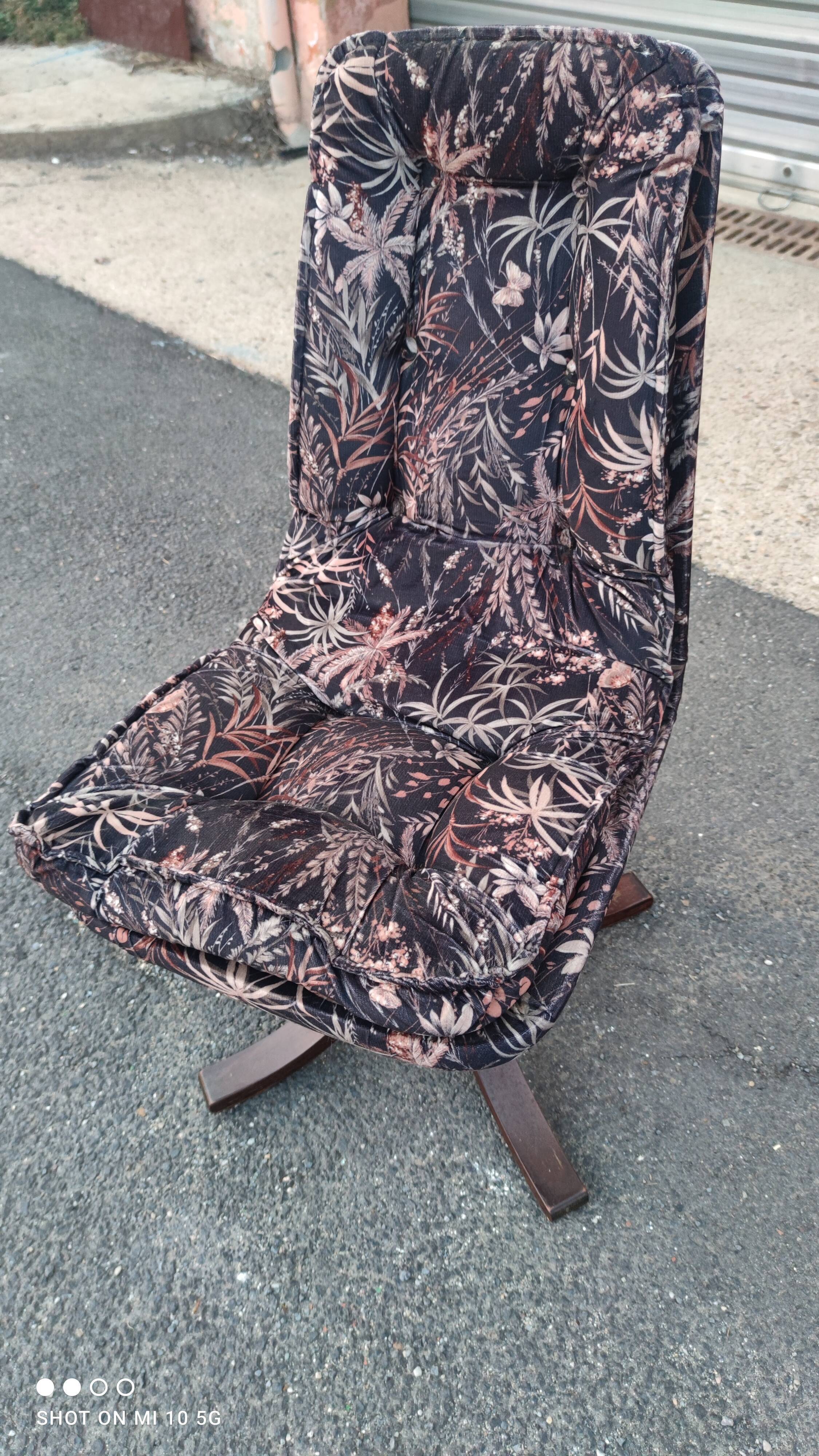 Série de 6 chaises ergonomiques et tournantes scandinave vers 1975