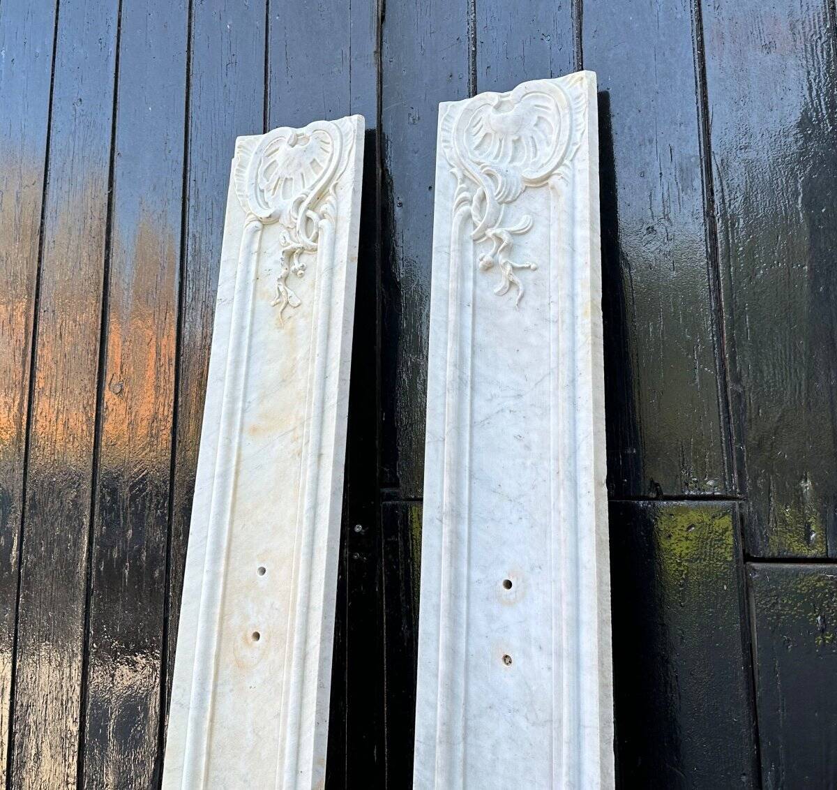 Pair of Louis XV pilasters in Carrara marble, 18th century