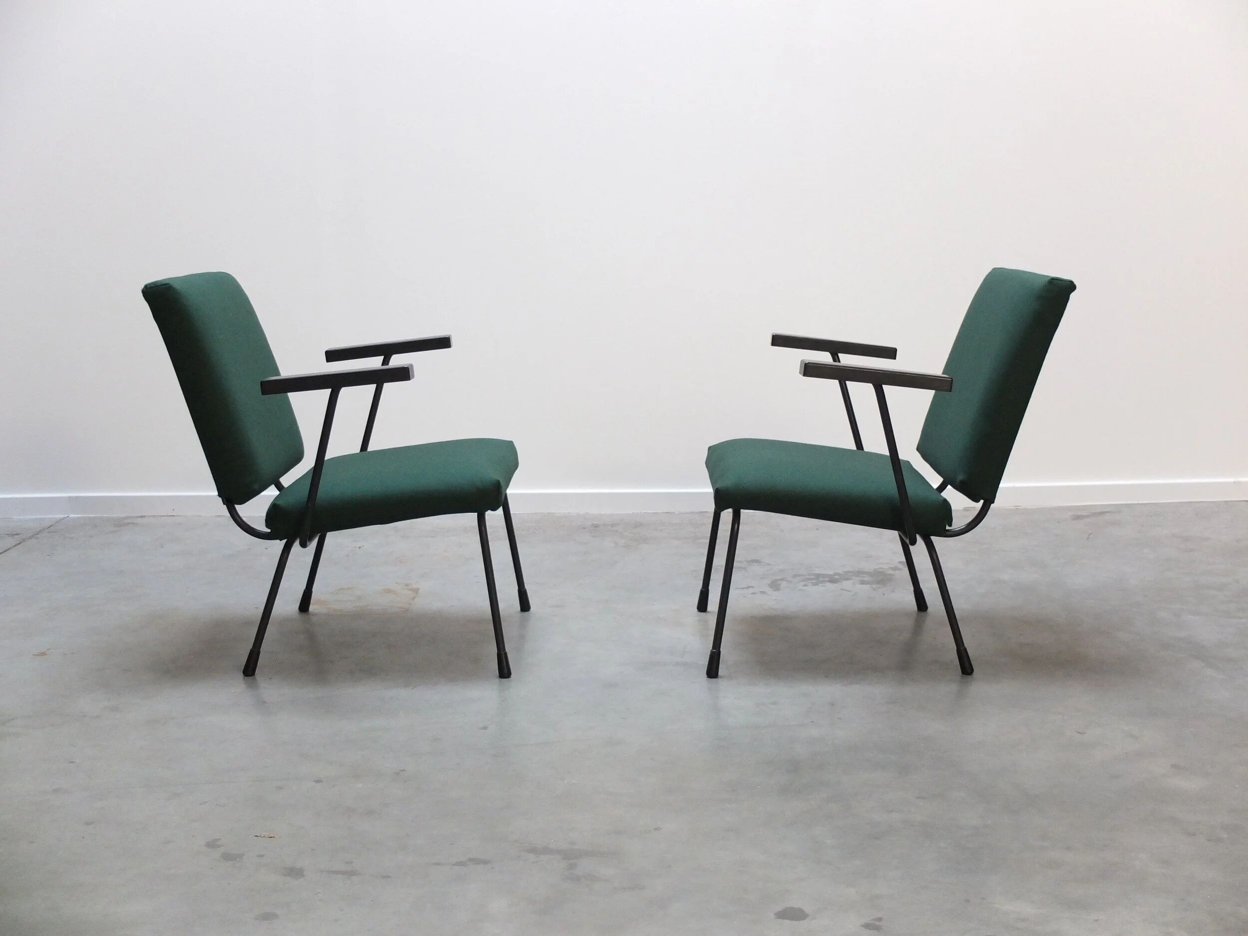 Modernist pair of '1401' easy chairs by Wim Rietveld for Gispen, 1954