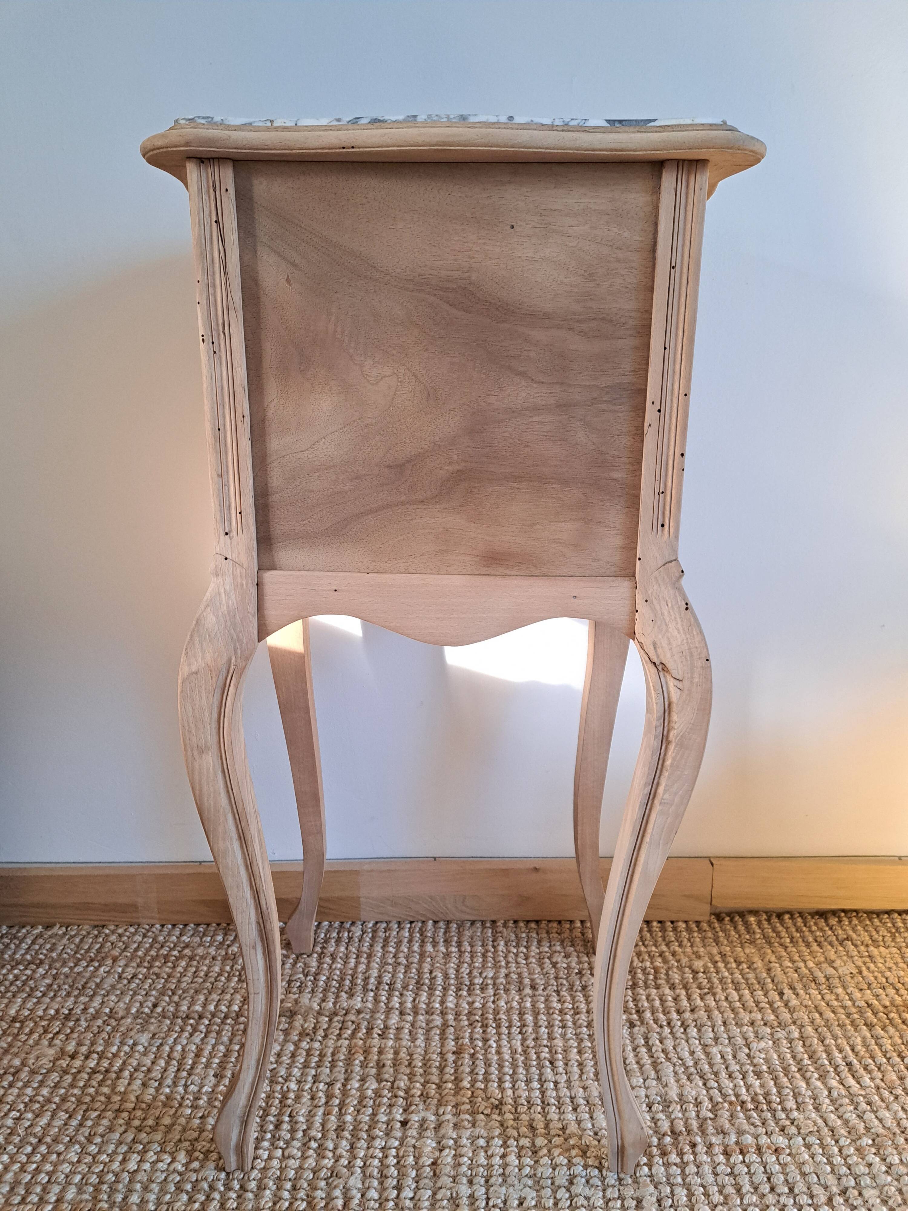 Table d'appoint chevet de style louis XV bois clair