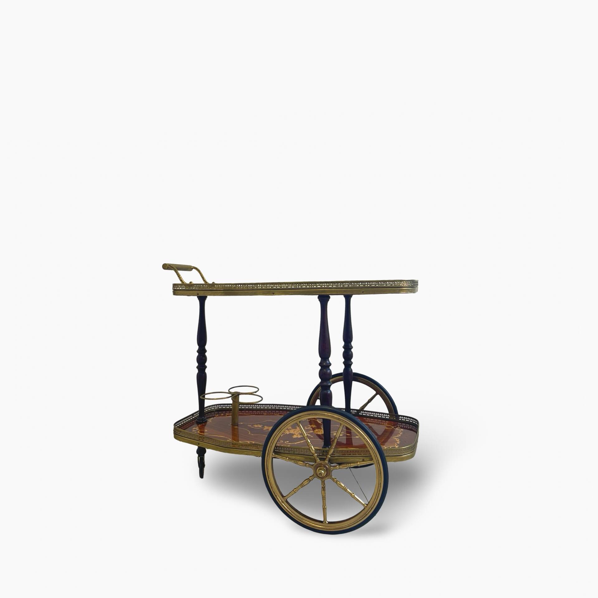 Chariot de bar en marqueterie de style Hollywood Regency italien présente des motifs floraux complexes.