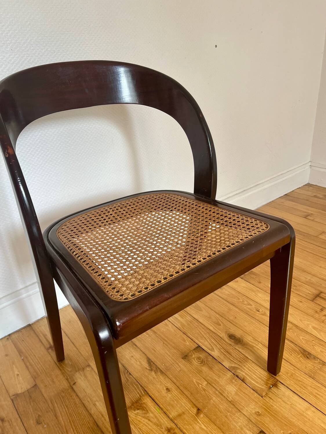 Chaise gondole cannée Baumann