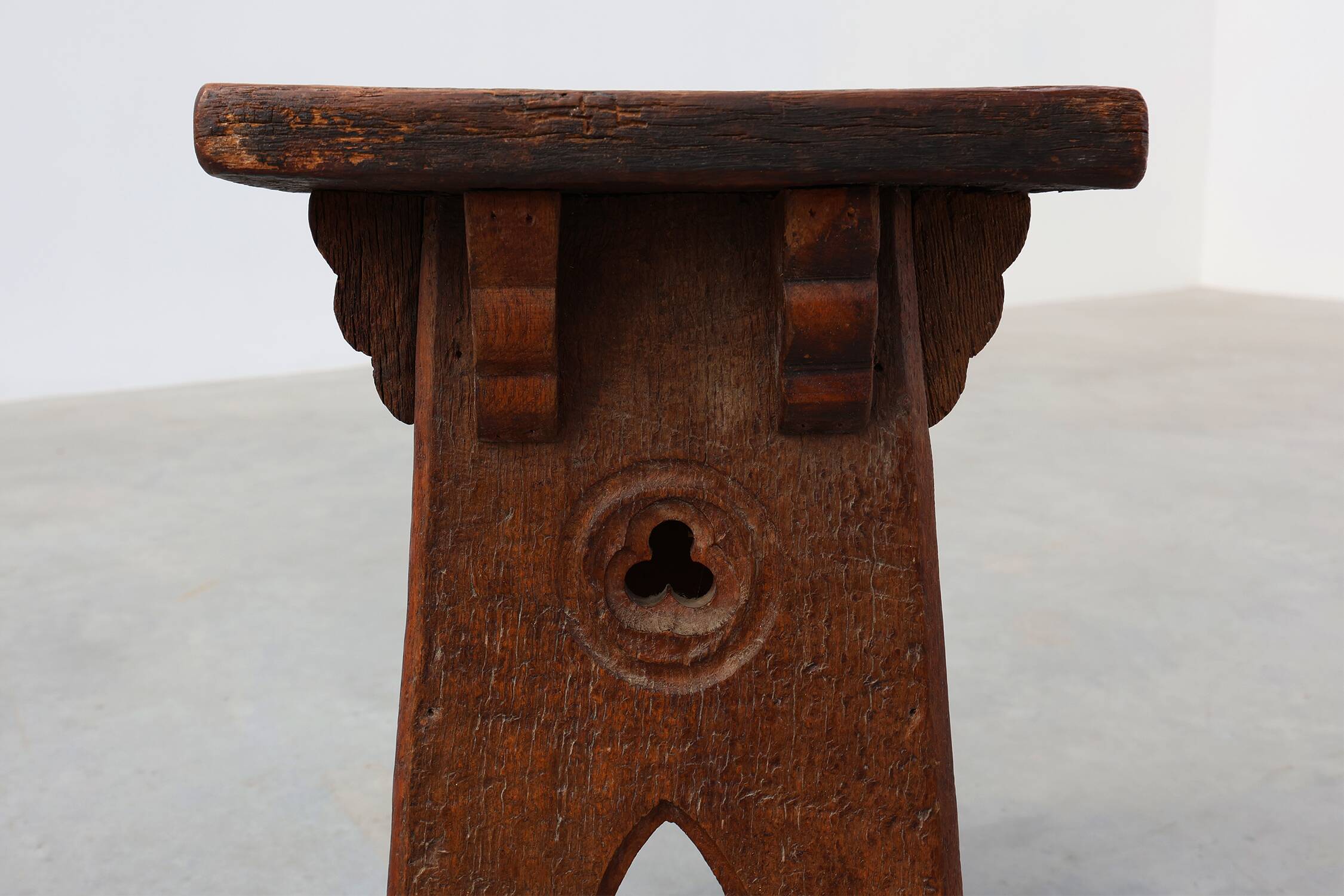 Tabouret bas en bois sculpté français du milieu du XIXe siècle de style gothique
