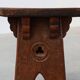Tabouret bas en bois sculpté français du milieu du XIXe siècle de style gothique