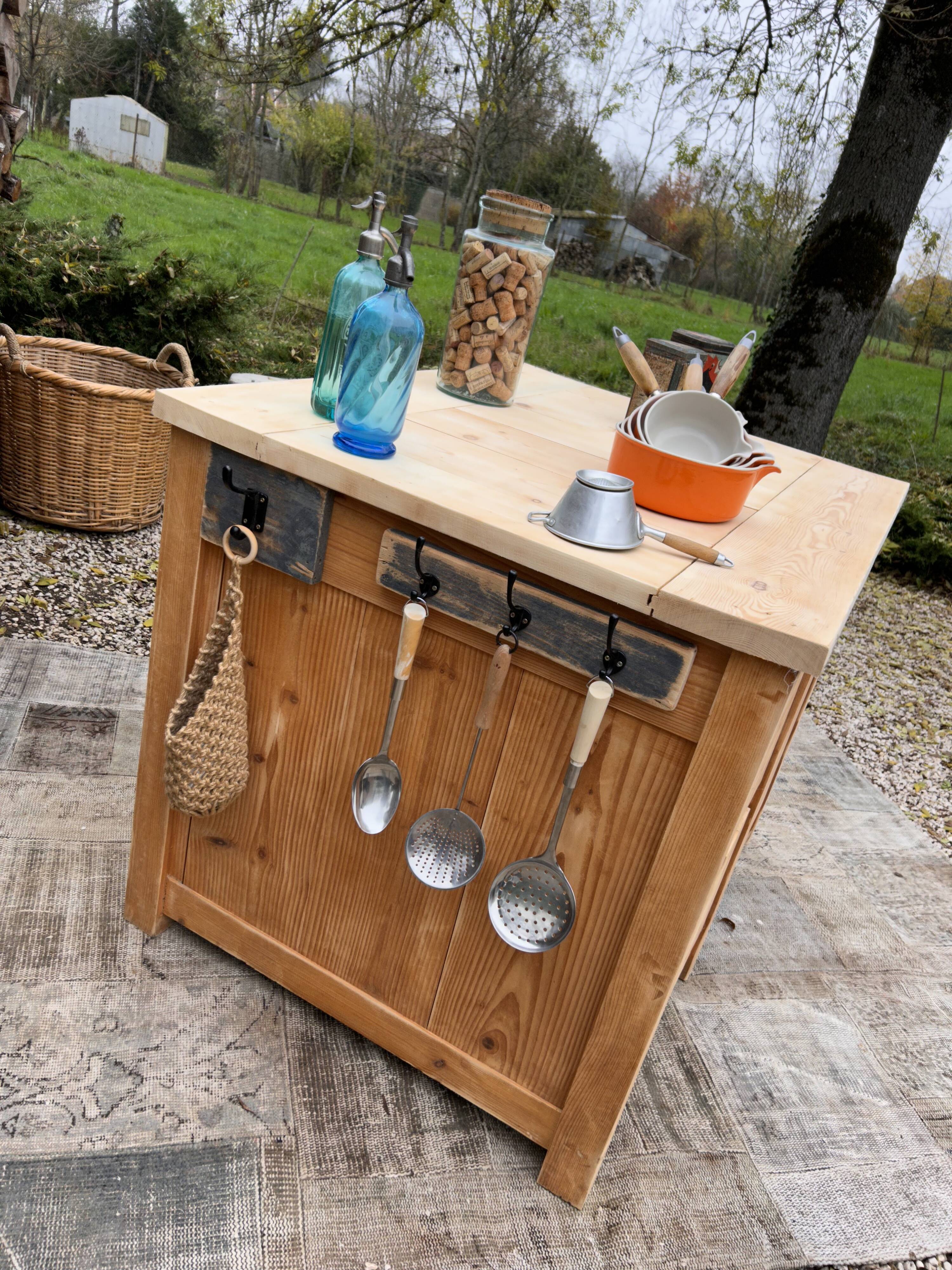 Central island / Saucepan storage unit