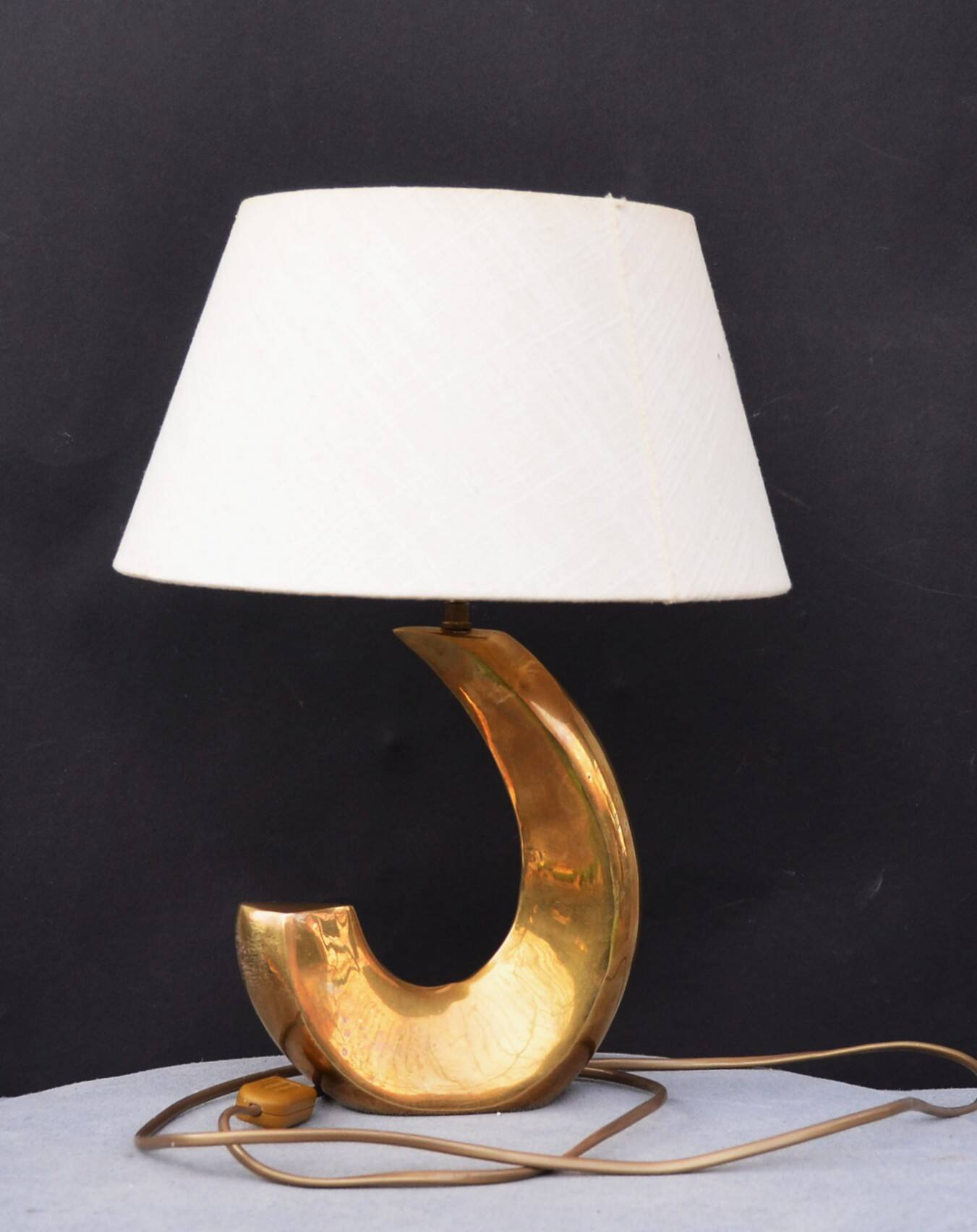 Lampe de table sculpturale en laiton en forme de vague