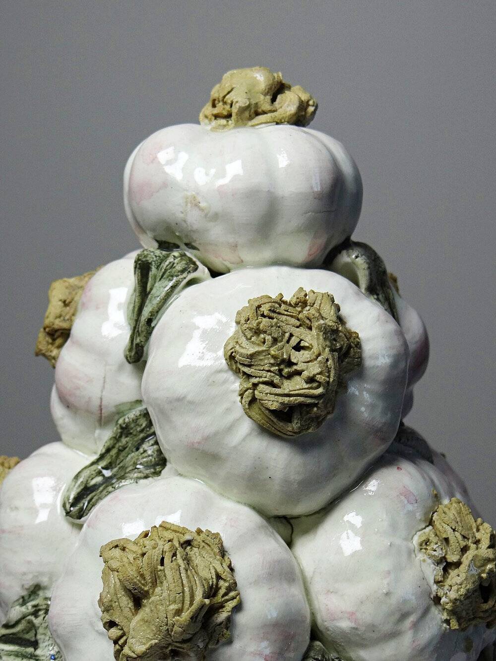 Vintage trompe-l'œil garlic pyramid in glazed ceramic from Manises, Spain.