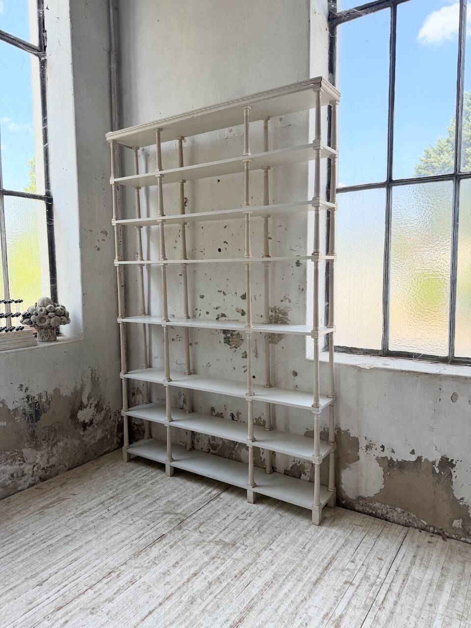Bibliothèque, étagère XL Napoléon en bois patiné blanc