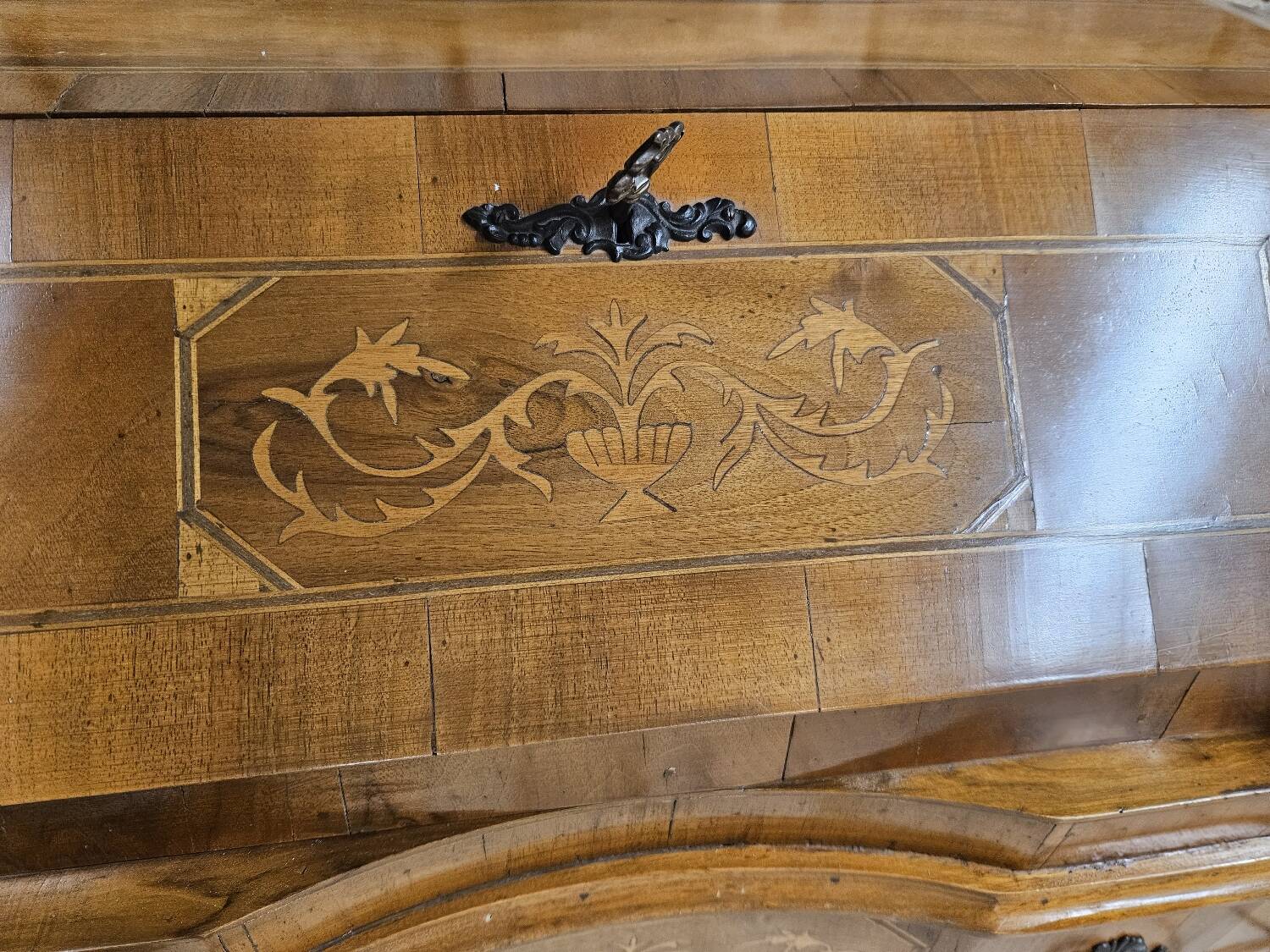 Scrétaire commode galbé marqueté