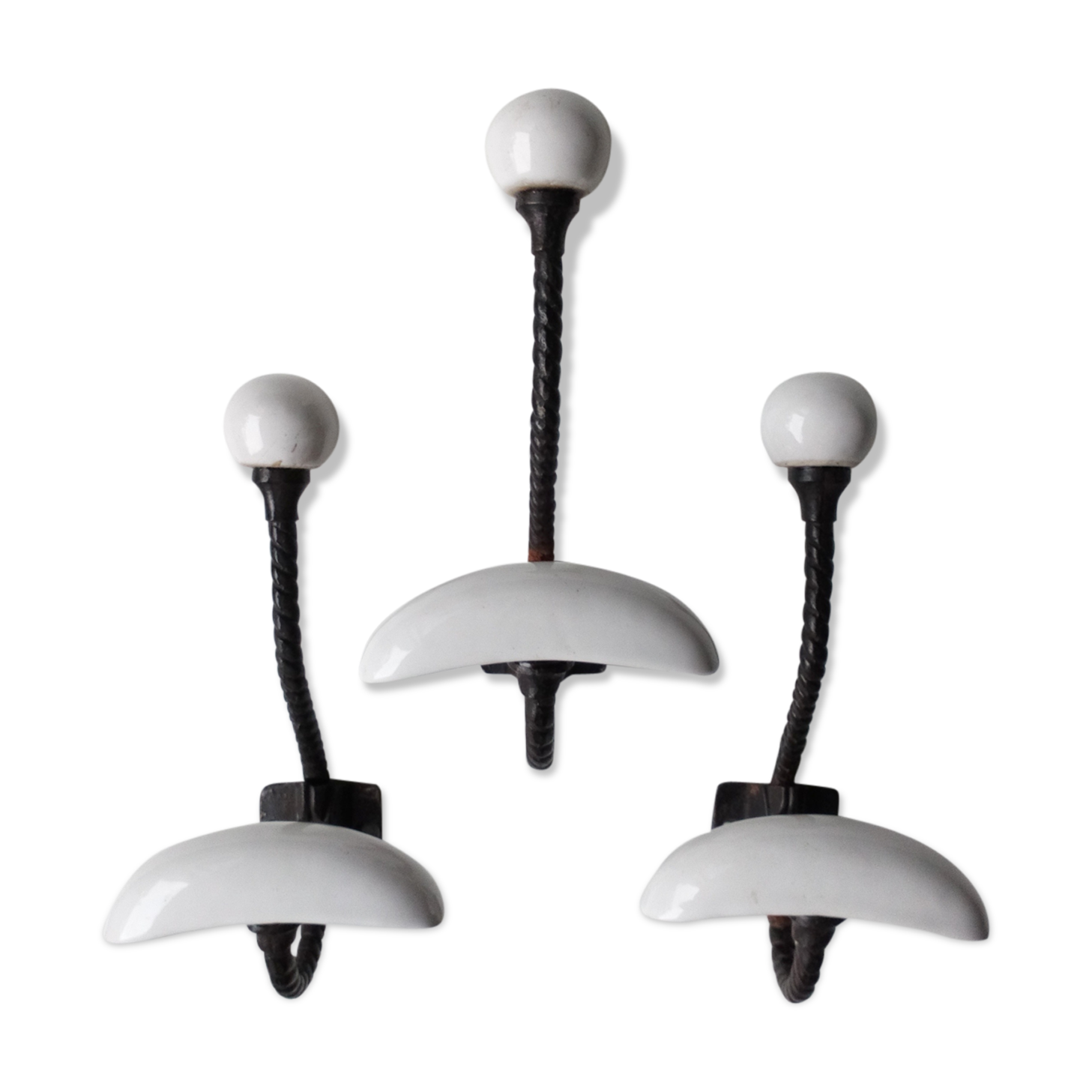 Trois patères doubles en fer forgé et porcelaine