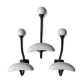 Trois patères doubles en fer forgé et porcelaine