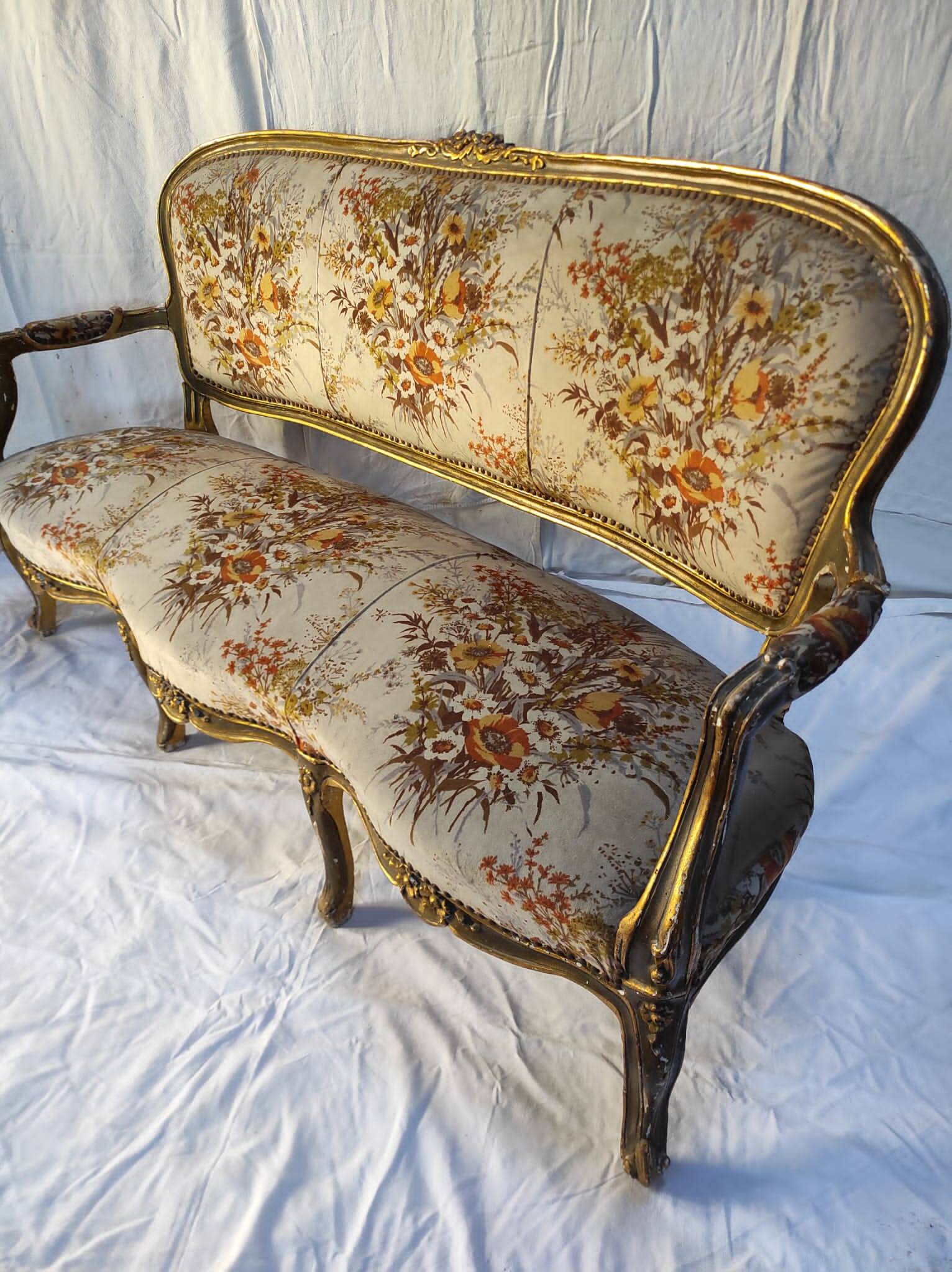 Canapé 3 places en bois sculpté, tapisserie et bois doré. Vers 1900, style Loius XV.