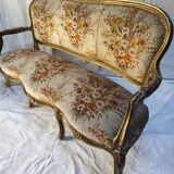 Canapé 3 places en bois sculpté, tapisserie et bois doré. Vers 1900, style Loius XV.