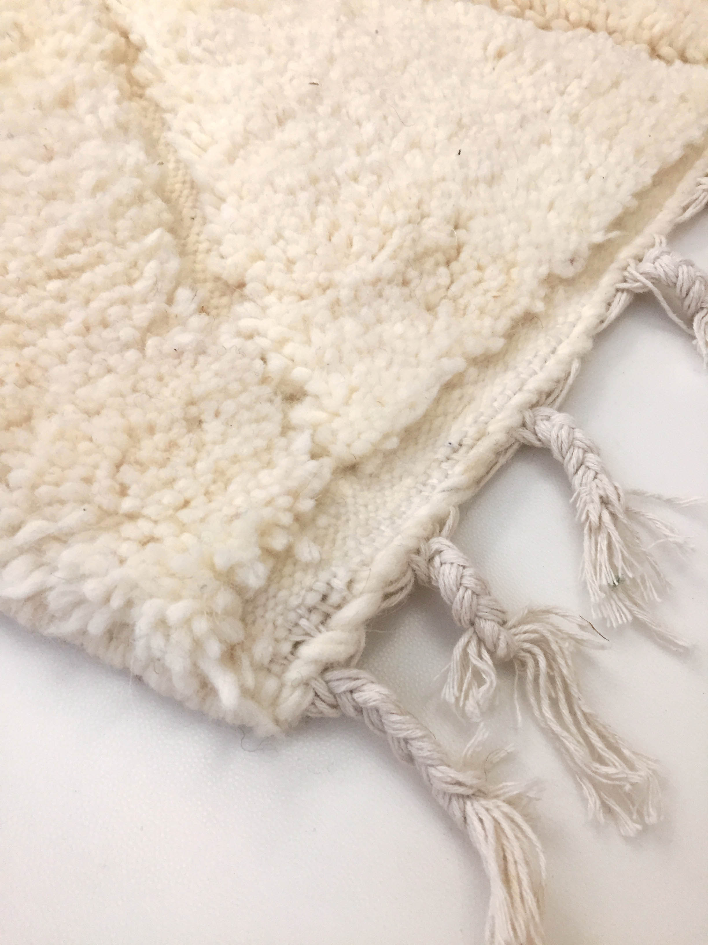 Moroccan Berber carpet blessed ouarain ecru plain with engraved diamonds 167x105cm