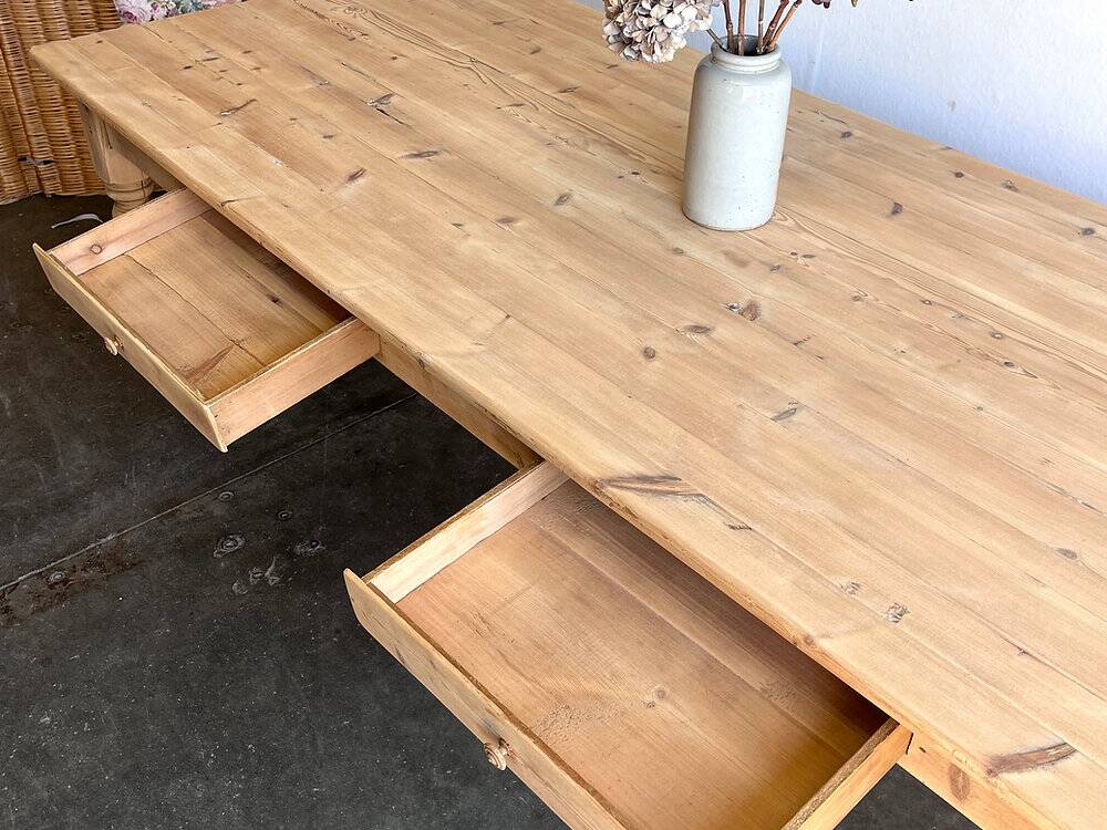 Table en sapin massif, pieds tournés