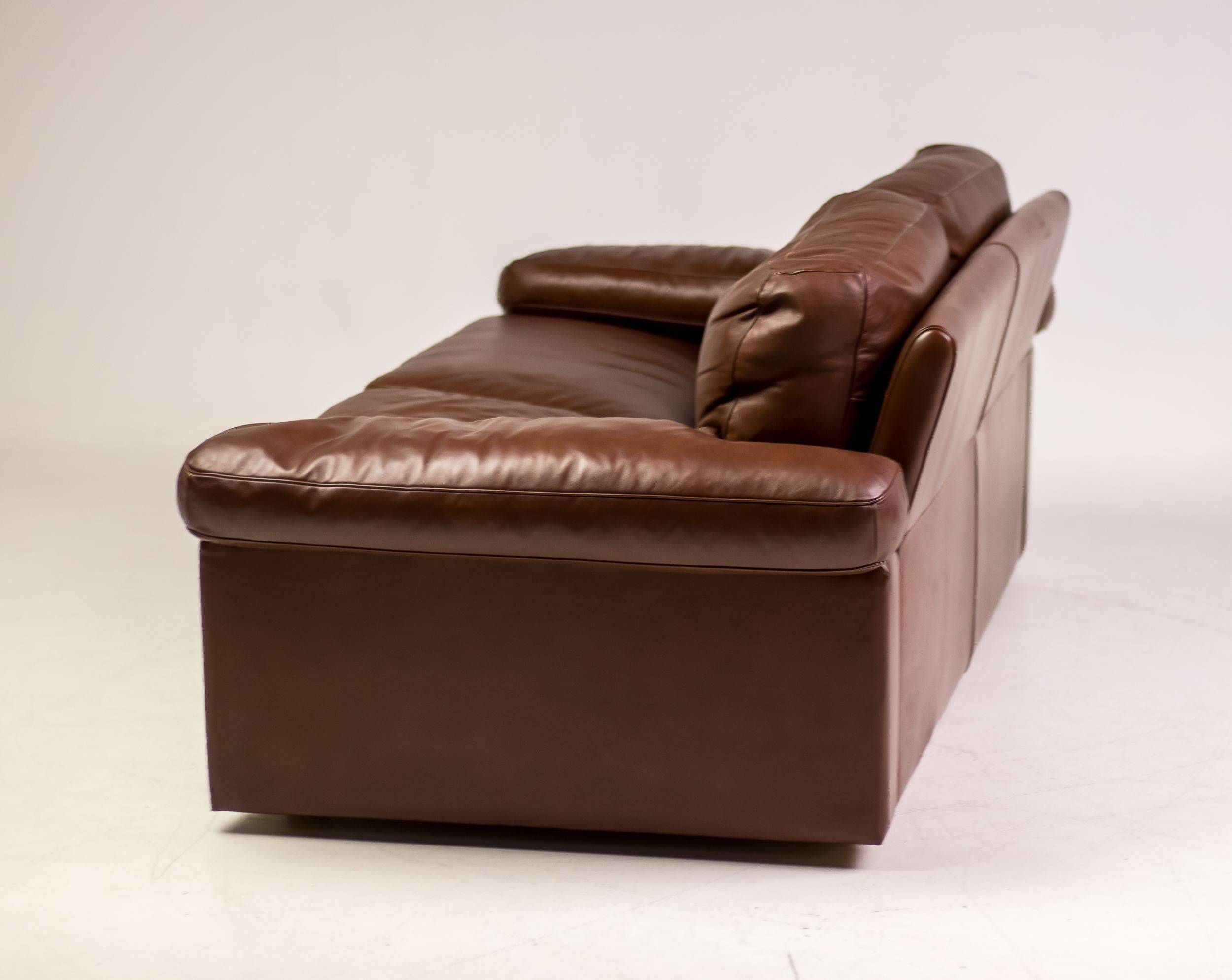 Royal 2-seater canapé premium Poltrona Frau Petronio upholstered in down and chestnut leather.