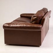 Royal 2-seater canapé premium Poltrona Frau Petronio upholstered in down and chestnut leather.