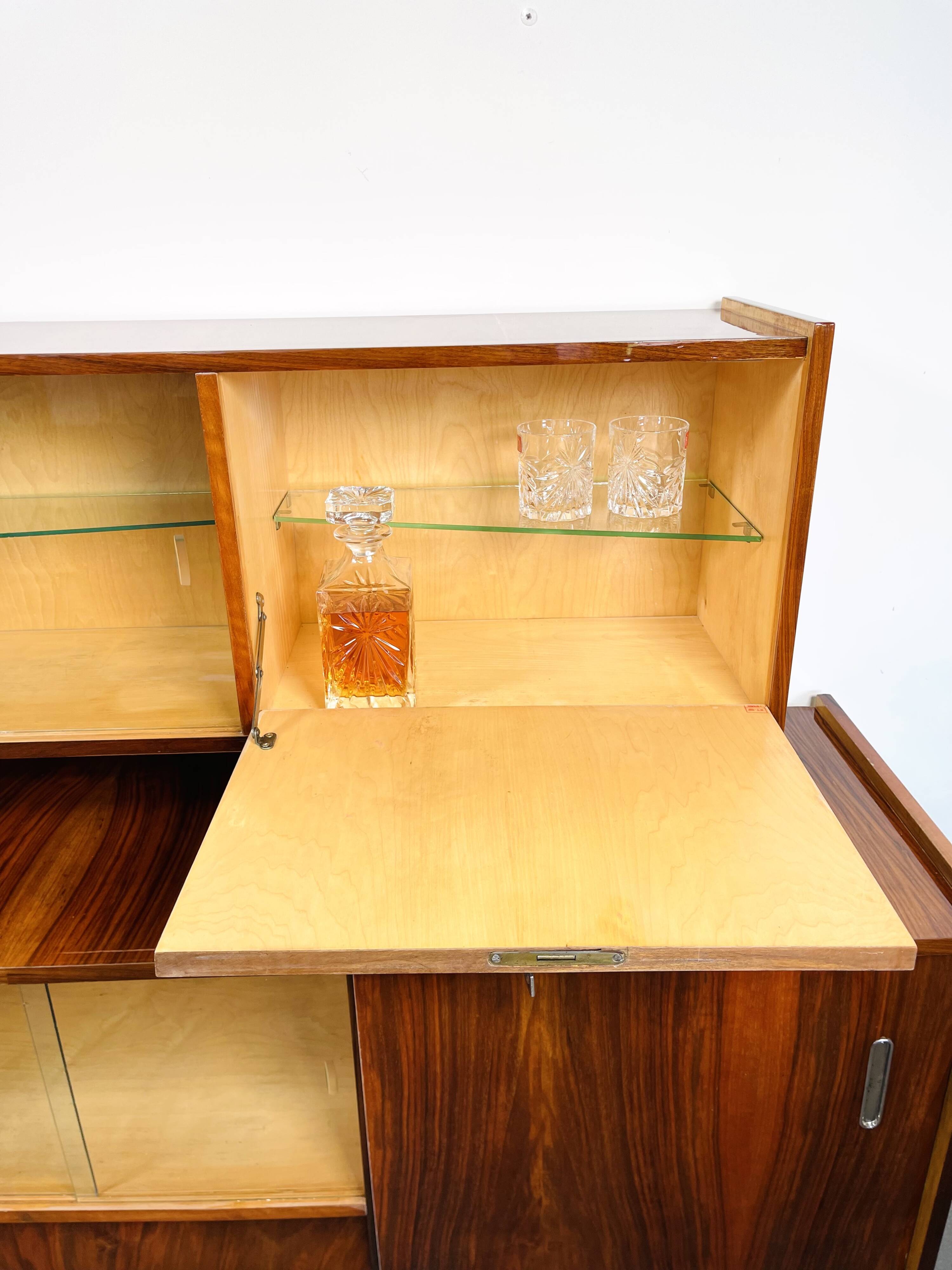 buffet vintage avec un élément supplémentaire