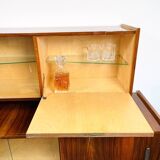 buffet vintage avec un élément supplémentaire