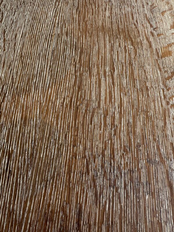 Table d'appoint ronde Art Déco en chêne clair patiné avec étagère inférieure, design géométrique à trois pieds