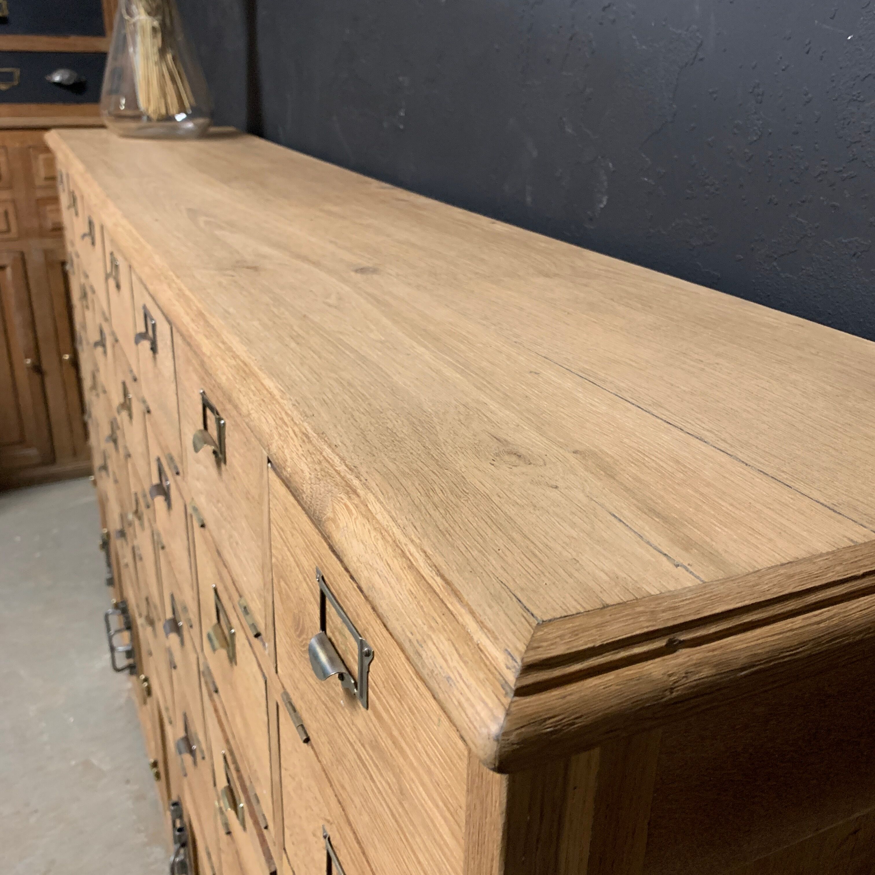 Notary's trade furniture with oak valve