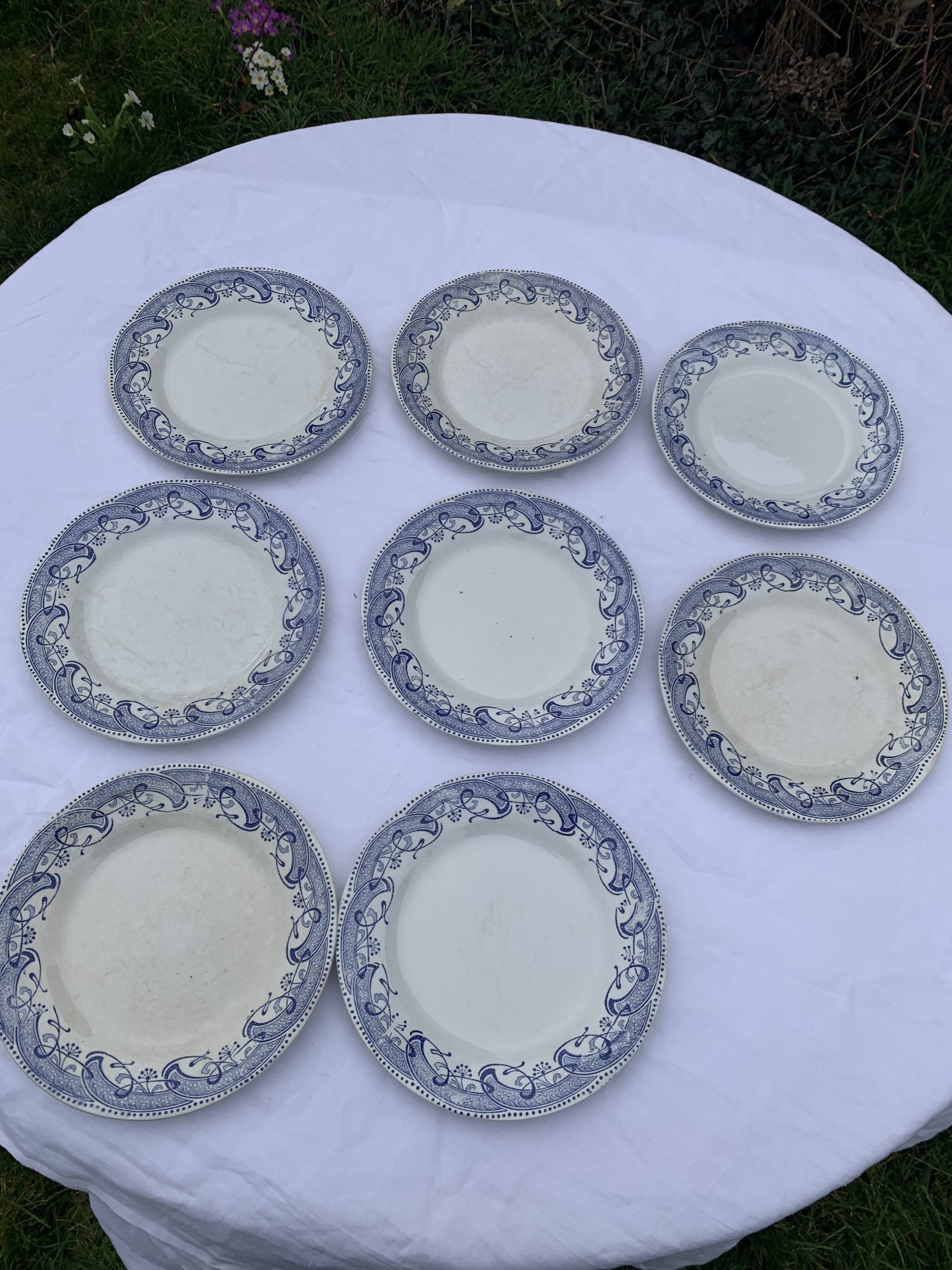 8 petites assiettes en faience terre de fer creil et montereau modele moscou, decor bleu anciennes