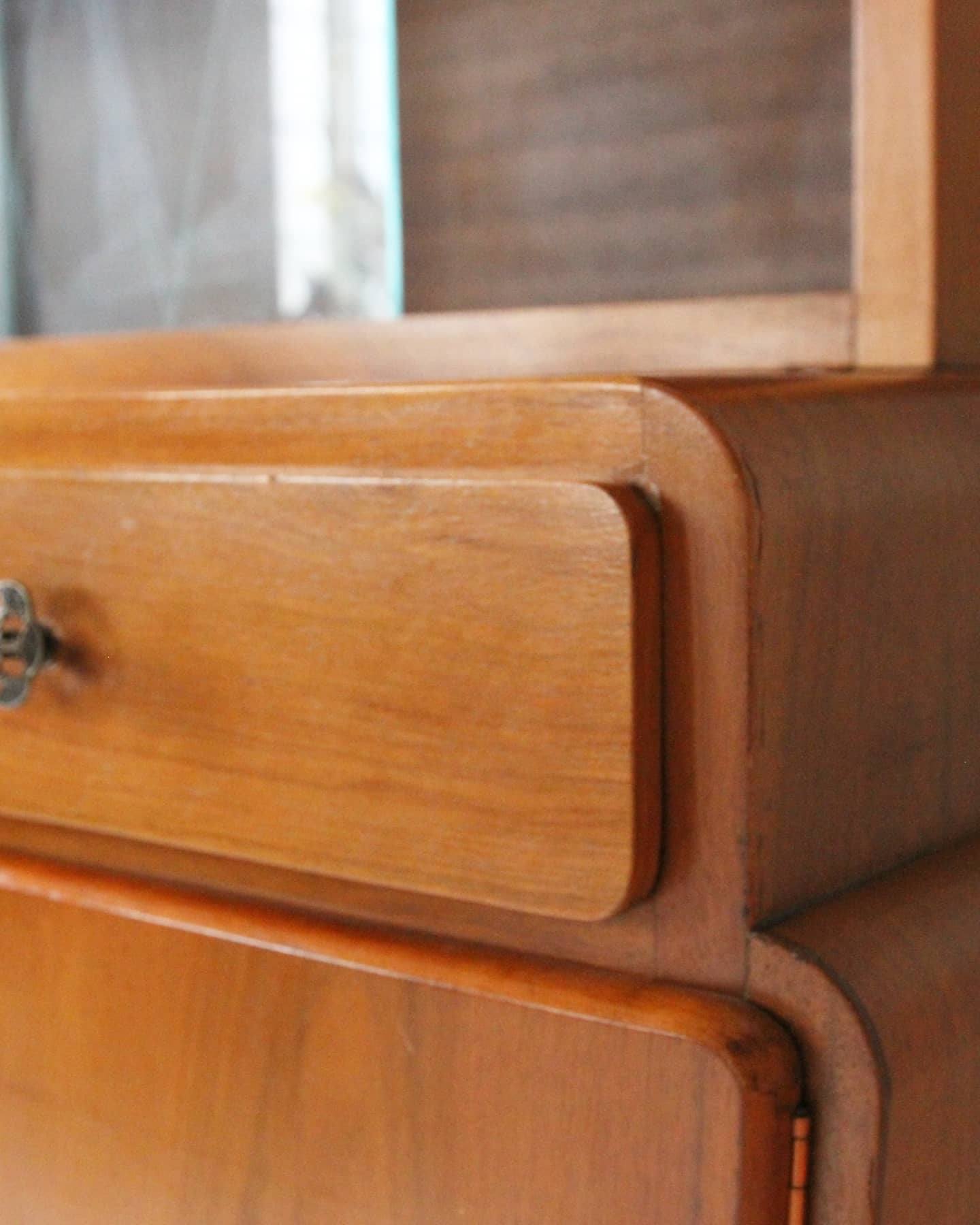 Art deco curvy cabinet