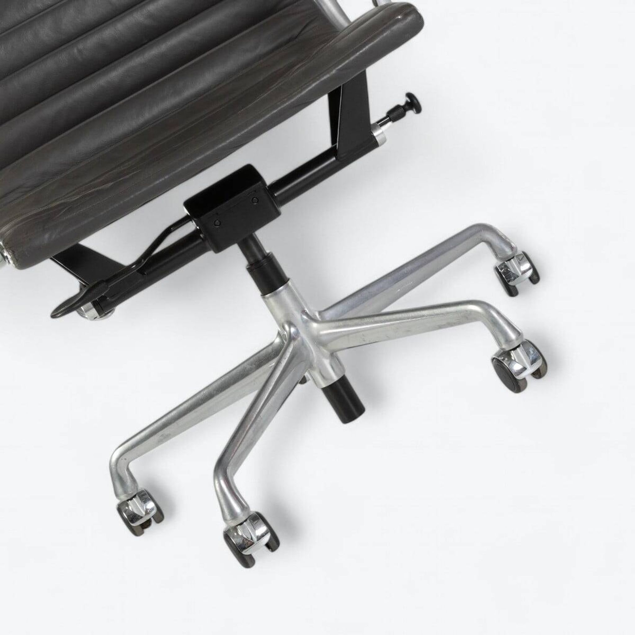 Chaise de bureau à dossier haut grise Herman Miller Original Eames EA337 avec piètement à roulettes