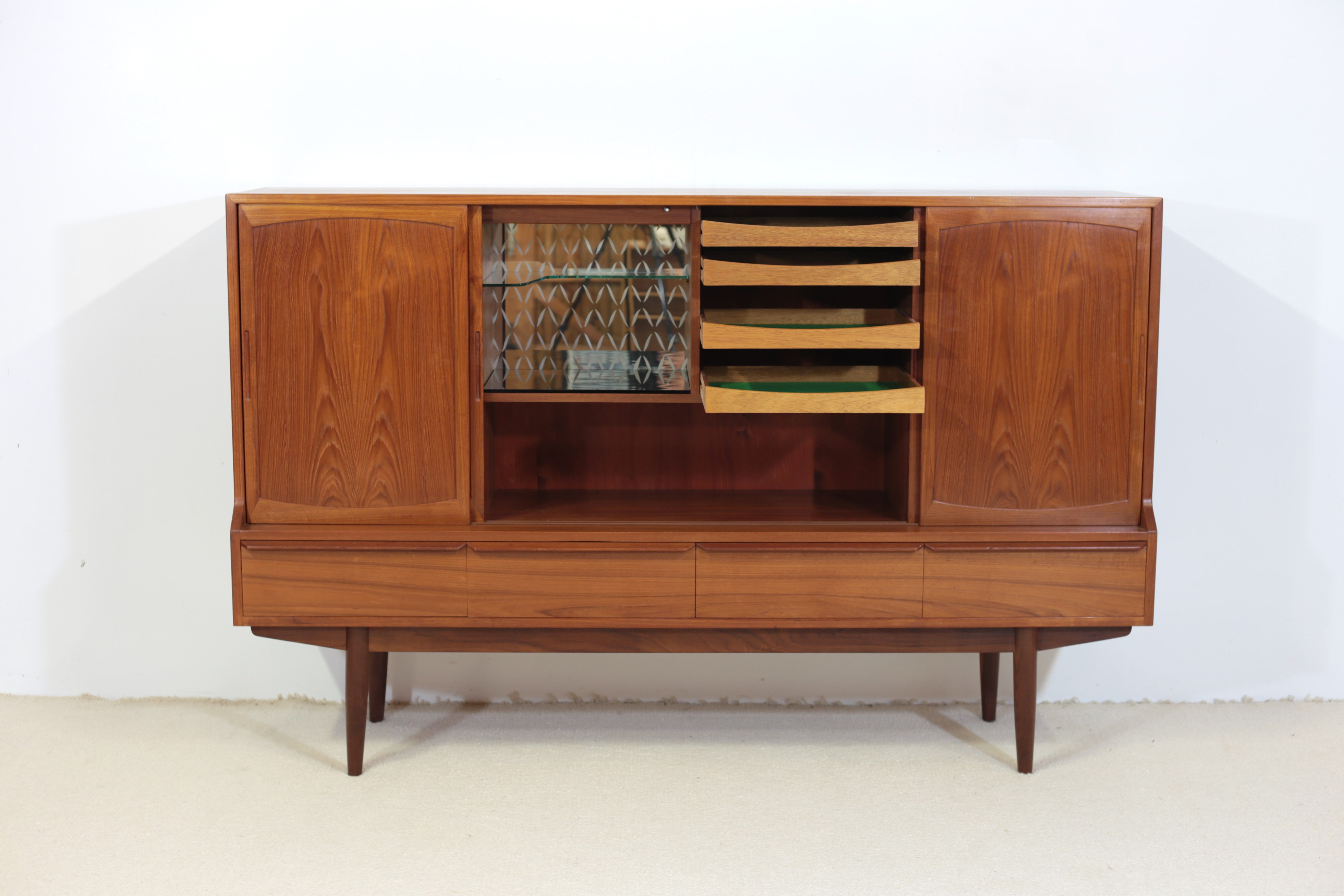 Henning Kjaernulf high sideboard