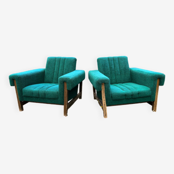 Duo de fauteuils vintage à tissus vert.