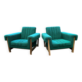 Duo de fauteuils vintage à tissus vert.