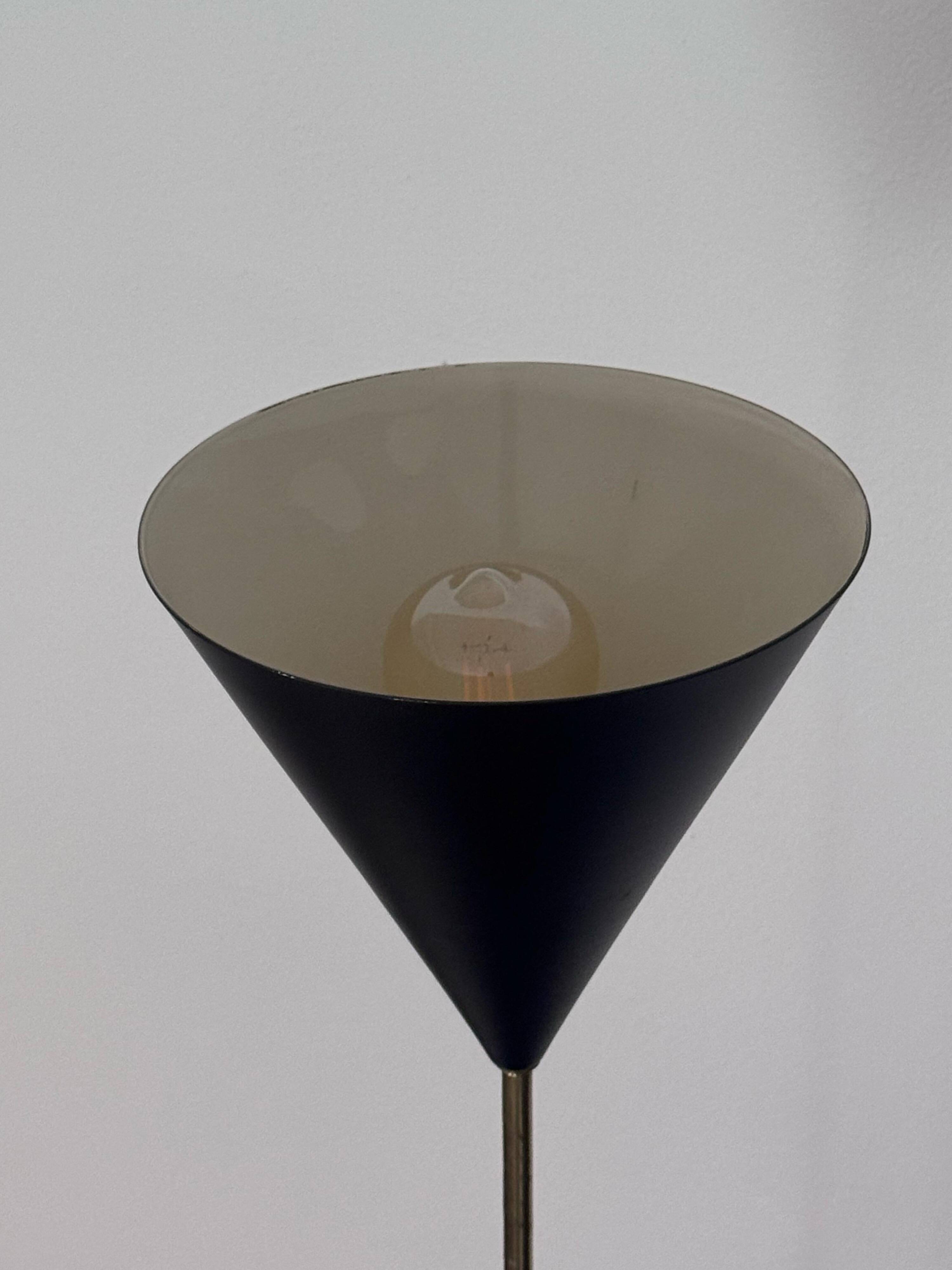 Lampe de sol Azucena Imbuto en laiton, Luigi Caccia Dominioni, milieu du siècle italien