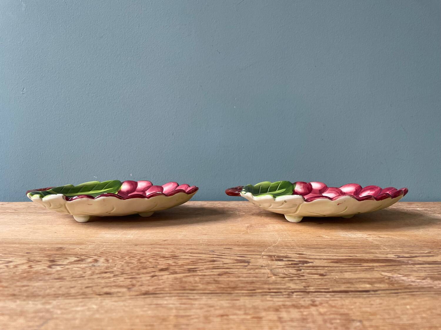 Duo de petits plats, raviers ou vide poches en barbotine