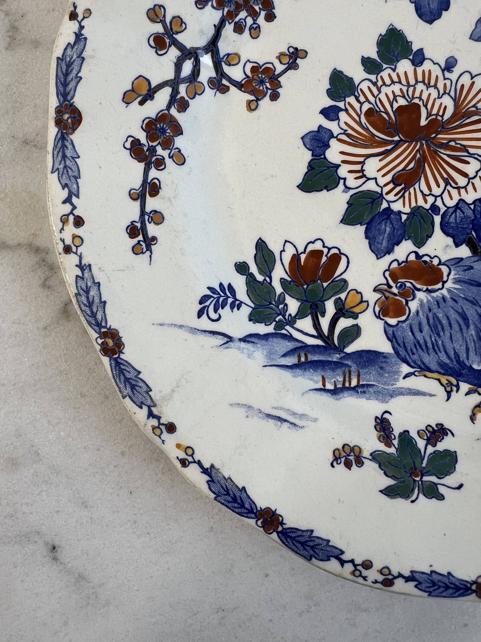 Assiette ancienne en faïence de Gien — modèle “Coq aux Pivoines”
