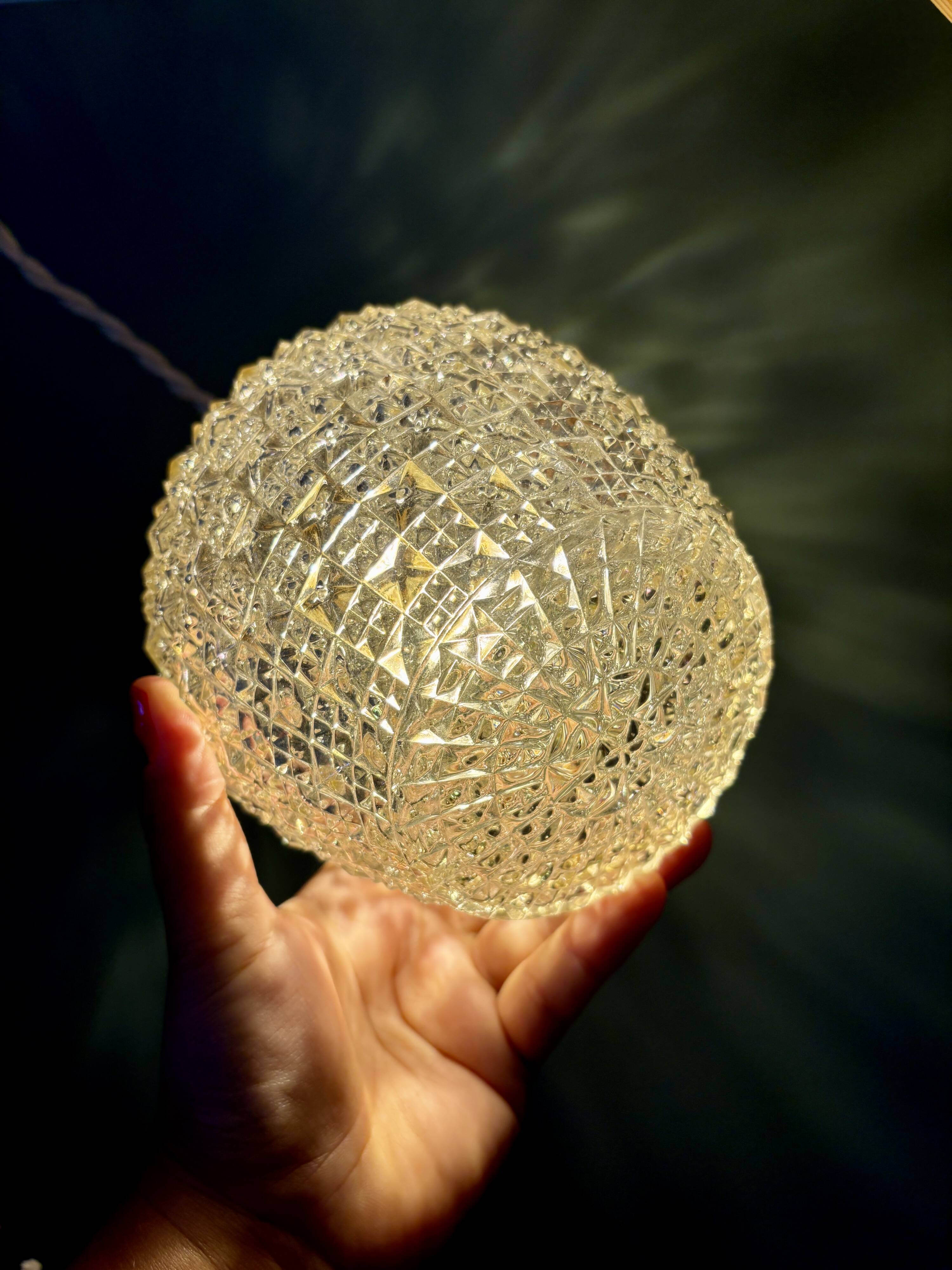 Suspension globe vintage en verre moulé ambré