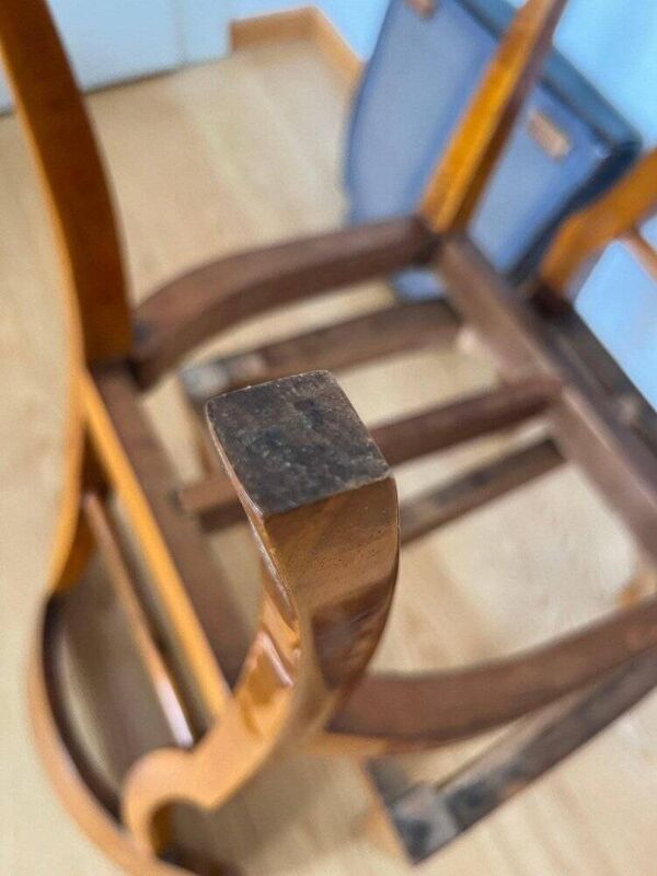 Ensemble de chaises pelle Biedermeier en noyer et cuir noir, Autriche, années 1820.