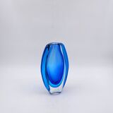 Oval glass vase in shades of blue, in the Sommerso style.