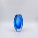 Vase ovale en verre dans des tons de bleu, dans le style Sommerso